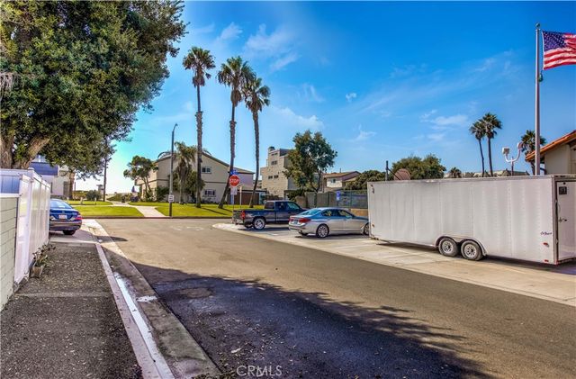 16862 12th St 1, Sunset Beach, CA 90742