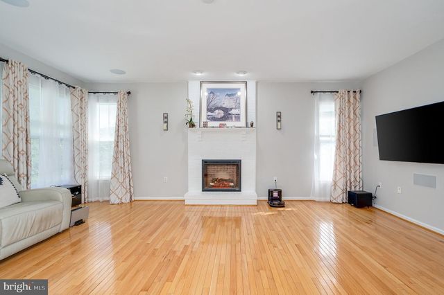 2410 DAKOTA LAKES DR, Herndon, VA 20171