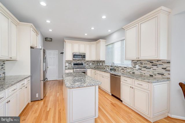 2410 DAKOTA LAKES DR, Herndon, VA 20171