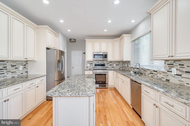 2410 DAKOTA LAKES DR, Herndon, VA 20171