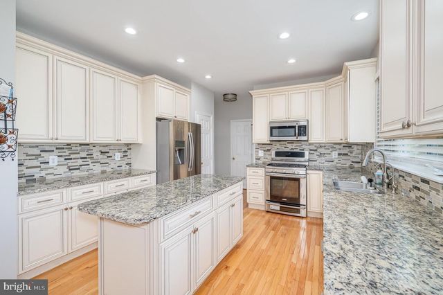 2410 DAKOTA LAKES DR, Herndon, VA 20171