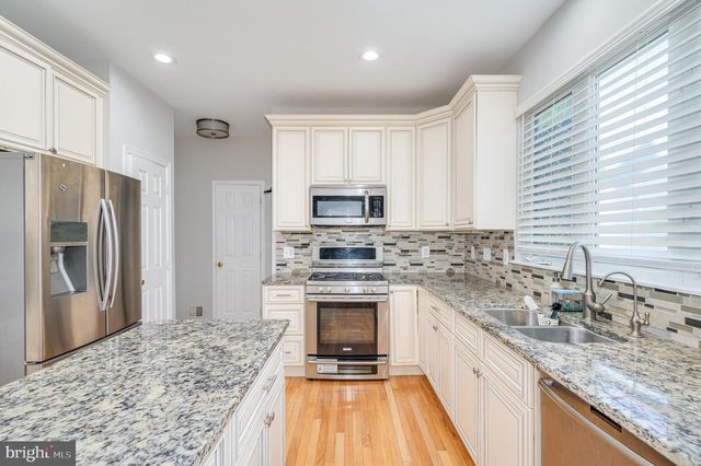 2410 DAKOTA LAKES DR, Herndon, VA 20171