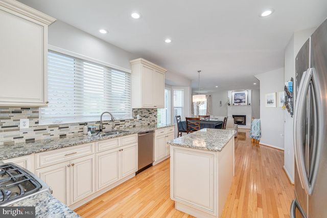 2410 DAKOTA LAKES DR, Herndon, VA 20171