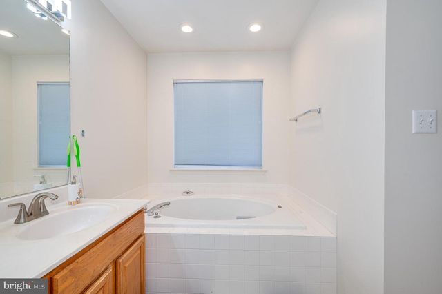 2410 DAKOTA LAKES DR, Herndon, VA 20171