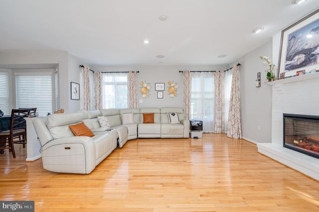 2410 DAKOTA LAKES DR, Herndon, VA 20171