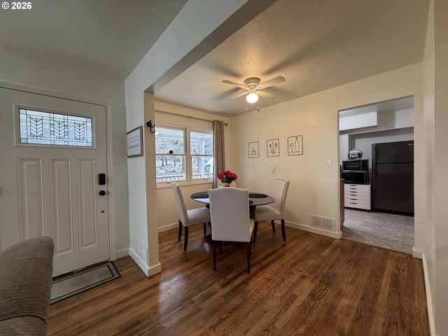 8906 Ne HANCOCK St, Portland, OR 97220