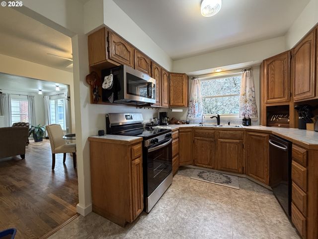 8906 Ne HANCOCK St, Portland, OR 97220