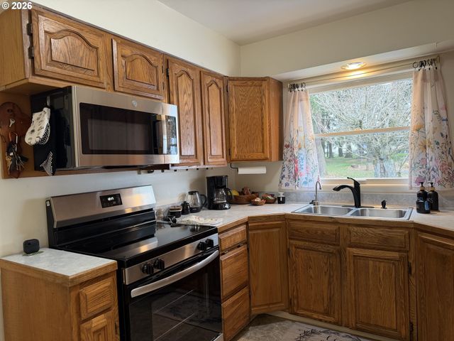 8906 Ne HANCOCK St, Portland, OR 97220