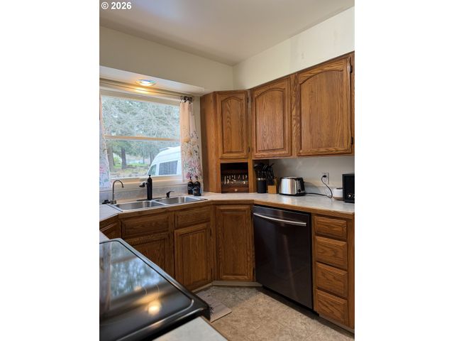 8906 Ne HANCOCK St, Portland, OR 97220