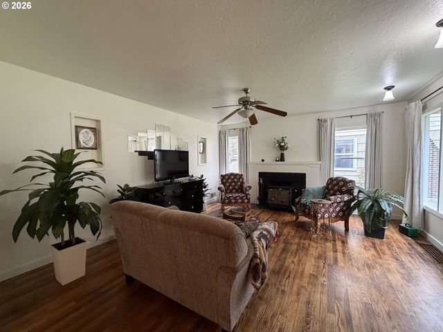 8906 Ne HANCOCK St, Portland, OR 97220