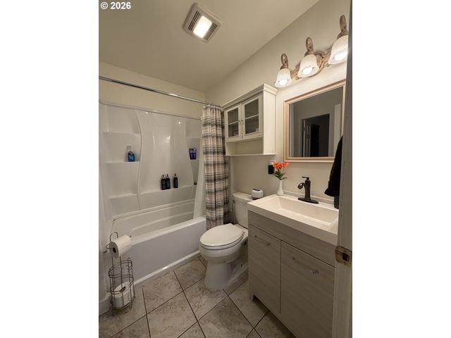 8906 Ne HANCOCK St, Portland, OR 97220