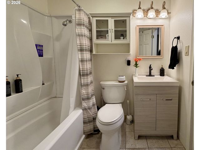 8906 Ne HANCOCK St, Portland, OR 97220