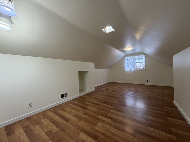 8906 Ne HANCOCK St, Portland, OR 97220