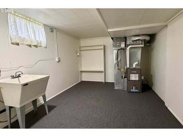 8906 Ne HANCOCK St, Portland, OR 97220