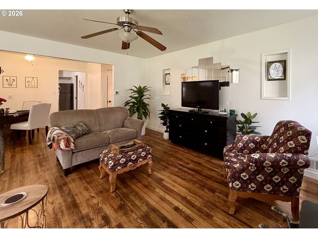 8906 Ne HANCOCK St, Portland, OR 97220