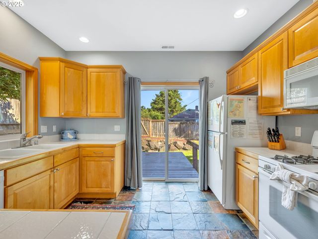 646 NECANICUM Dr, Seaside, OR 97138