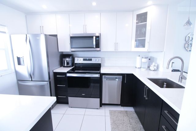 470 Paradise Isle Boulevard 302, Hallandale Beach, FL 33009