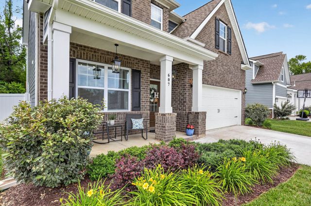 607 Ballard Dr, White House, TN 37188