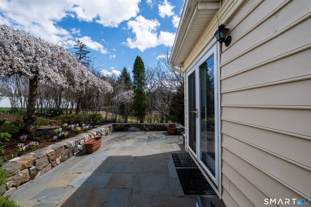56 lakeview Drive, Stamford, CT 06905