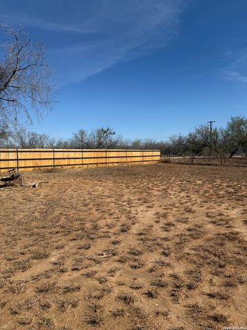 718 Duncan, Carrizo Springs, TX 78834