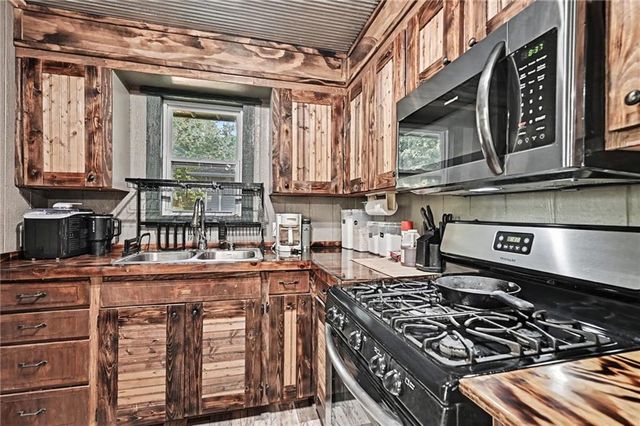 502 Dundee Road, Smithville, MO 64089