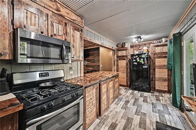 502 Dundee Road, Smithville, MO 64089