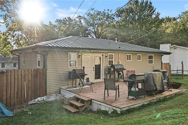 502 Dundee Road, Smithville, MO 64089