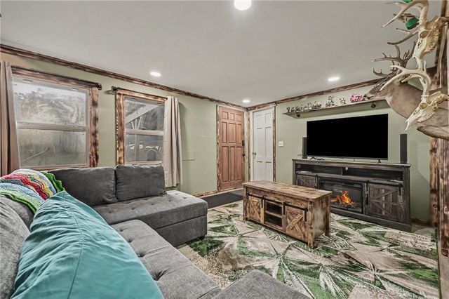 502 Dundee Road, Smithville, MO 64089