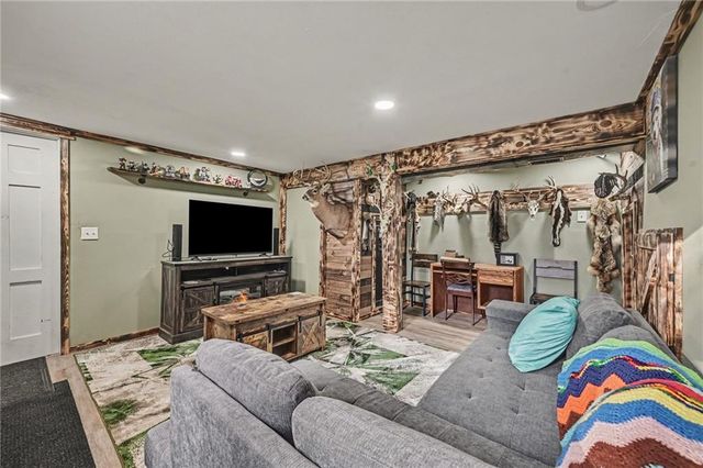 502 Dundee Road, Smithville, MO 64089