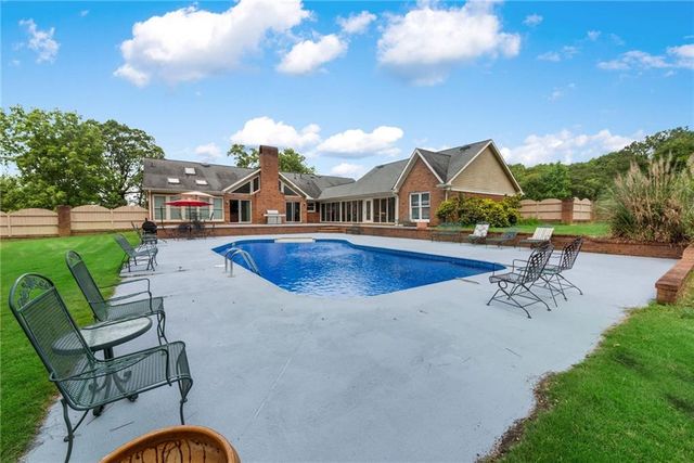 1061 Highway 92 N, Fayetteville, GA 30214