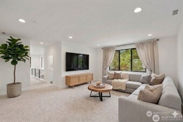 7623 NE 198th Court, Kenmore, WA 98028