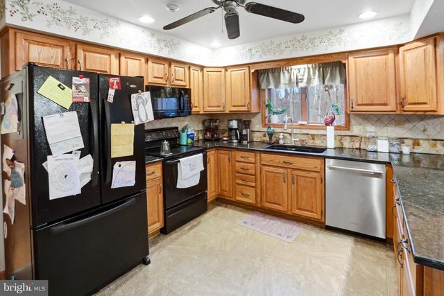 20 HIGHLAND DR, Fleetwood, PA 19522