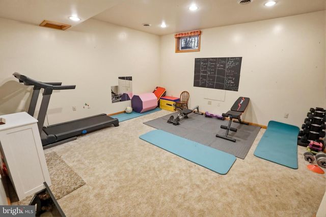 20 HIGHLAND DR, Fleetwood, PA 19522