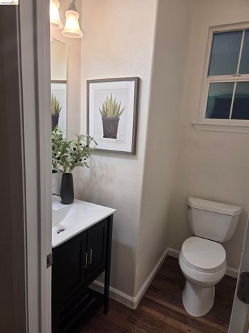 9421 Dunbar Dr, Oakland, CA 94603