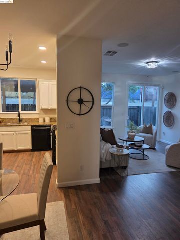 9421 Dunbar Dr, Oakland, CA 94603