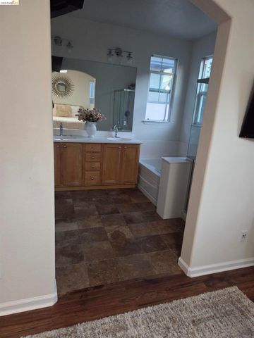 9421 Dunbar Dr, Oakland, CA 94603