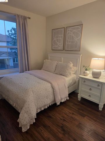 9421 Dunbar Dr, Oakland, CA 94603