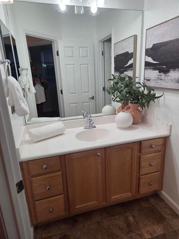 9421 Dunbar Dr, Oakland, CA 94603