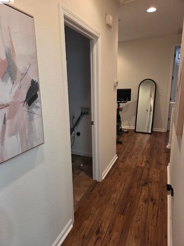 9421 Dunbar Dr, Oakland, CA 94603