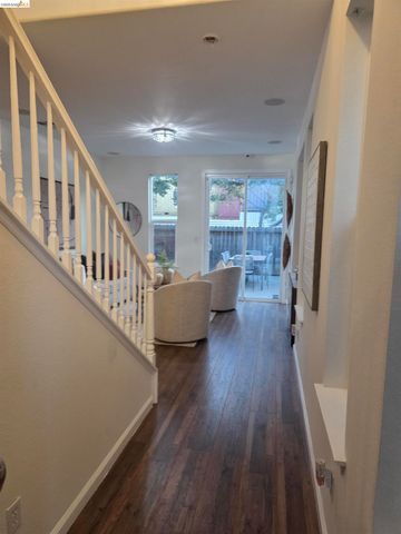 9421 Dunbar Dr, Oakland, CA 94603