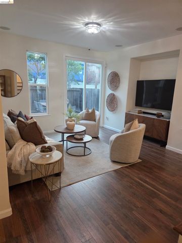 9421 Dunbar Dr, Oakland, CA 94603