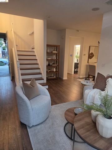 9421 Dunbar Dr, Oakland, CA 94603