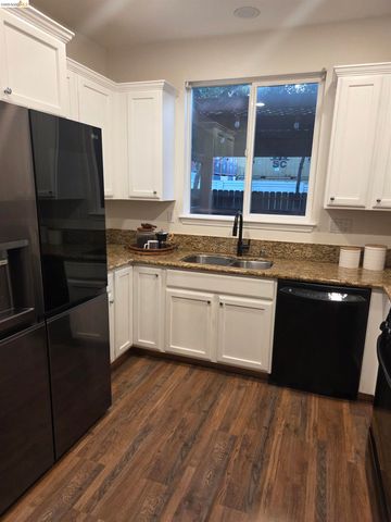 9421 Dunbar Dr, Oakland, CA 94603