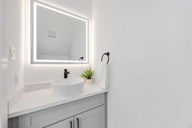 5809 Senior A, Houston, TX 77016