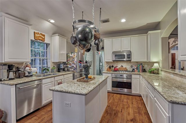 119 N Rambling Ridge Place, The Woodlands, TX 77385