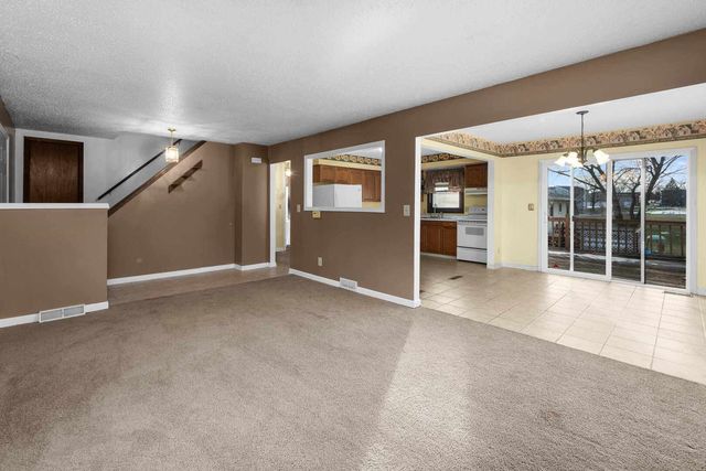 111 Hillside Drive, Park View, IA 52748