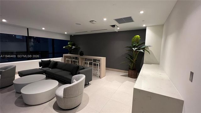 225 N Miami Ave 905, Miami, FL 33128