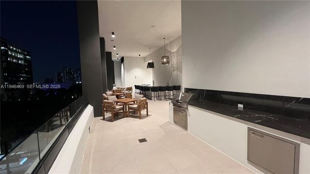 225 N Miami Ave 905, Miami, FL 33128