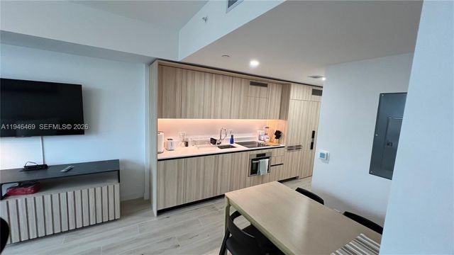 225 N Miami Ave 905, Miami, FL 33128