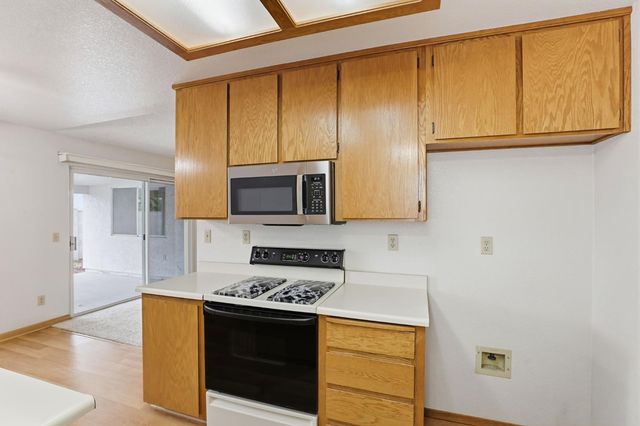 7317 Sunleaf Ln, Sacramento, CA 95828